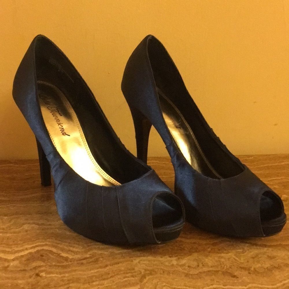 Lulu Townsend navy daffodil platform. Size 8